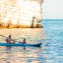 Kayak con familia en el mar