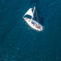 Velero surcando las aguas