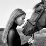 Chica hermosa junto a caballo