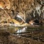 Cueva estalactitas estalagmitas iluminacion turística balsa río