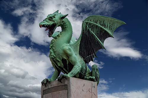 Escultura de dragón verde