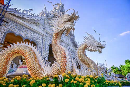 Escultura dragones templo de Tailandia