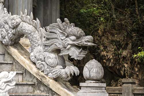 Hermosa escultura dragón templo budista Trang an ninh binh en Vietnam