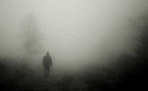 Hombre caminando entre la niebla