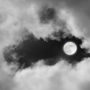 Luna entre nubes durante la noche
