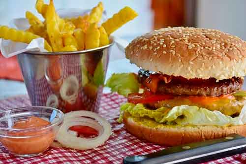 Menú de comida rápida: Hamburguesas con papas fritas