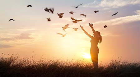 Mujer con palomas volando alrededor