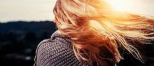 Mujer con pelo al viento