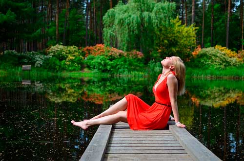 Mujer relajándose en espacio natural