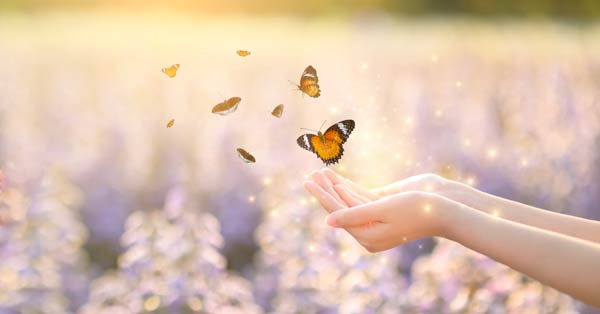 Mujer soltando mariposas al vuelo