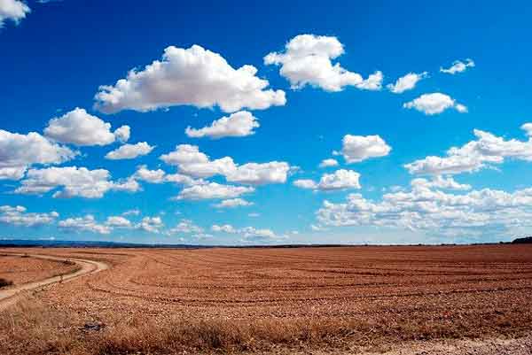 Nubes en horizonte en el campo