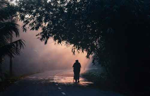 Persona caminando en carretera con niebla