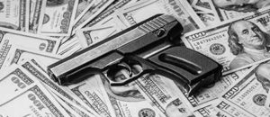 Pistola sobre billetes de dólares