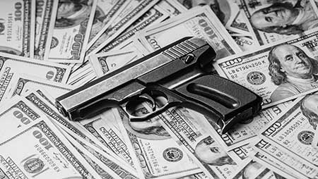 Pistola sobre billetes de dólares