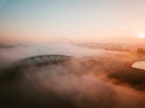 Puente con espesa niebla