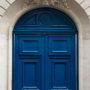 Puerta clásica de color azul
