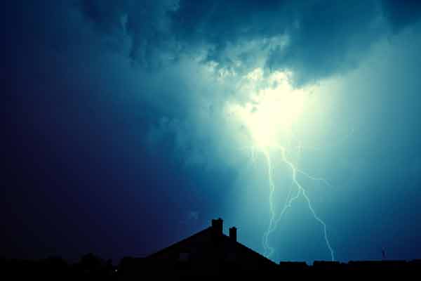 Rayo en tormenta golpeando una casa