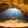Rayo sol manana pabellón budista oro cueva salvaje Sam roi yot Tailandia