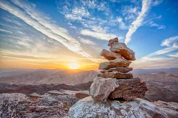 Torre de piedras ante hermoso atardecer