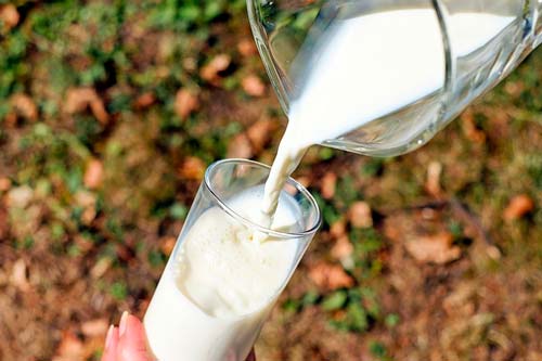 Vertiendo leche en un vaso